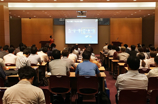 리포팅 툴 선도 기업 클립소프트(대표 김양수)가 단순한 개발 툴을 넘어 문서서식 작성부터 배포 및 관리, PDF 변환, TSA 적용, 서식 검증 등 전 과정이 유연하게 연계돼 있는 XML 기반의 이폼 프레임워크(e-Form Framework) 페이퍼리스 솔루션 '클립이폼'(CLIP e-Form)을 선보였다. 최근 코엑스에서 가졌던 제품 설명회 모습.  클립소프트 제공